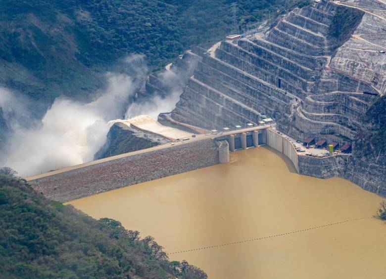 Las labores de búsqueda de los tres trabajadores que cayeron al embalse de Hidroituango se efectúan con apoyo de drones y la asistencia técnica del equipo de Manejo de Desastres del Dagrán. FOTO JUAN ANTONIO SÁNCHEZ