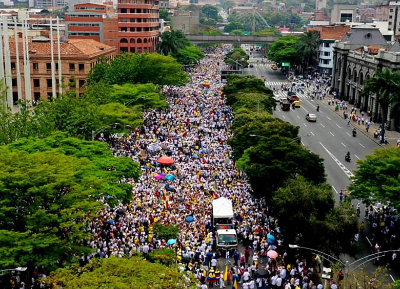 Multitudinaria marcha de opositores al gobierno se tomó el centro de Medellín. FOTO: Camilo Suárez / EL COLOMBIANO