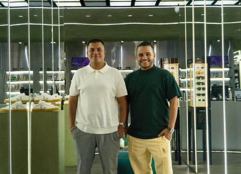 Los hermanos Sebastián y Santiago Barrientos Quintero comenzaron vendiendo gafas desde un apartamento en Medellín y hoy lideran una plataforma con presencia nacional en el mercado premium. FOTO: SBQ.