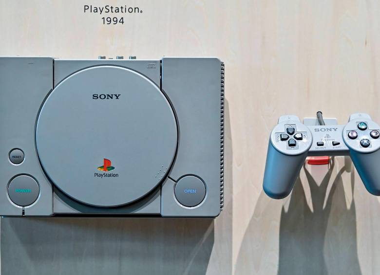 Una PlayStation original se muestra en una exhibición de varios recuerdos en el vestíbulo del edificio de la sede de Sony en el centro de Tokio el 27 de noviembre de 2024. Foto: AFP