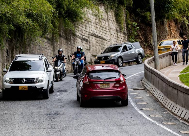 En la vereda de San José, de Sabaneta, se encuentra esta loma que se ha convertido en un problema para sus residente. Cuando llueve, las motos y carros no pueden subirla. FOTO: Jaime Pérez Munévar