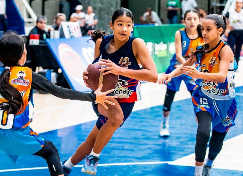 Karol García (centro) es una de las mejores jugadoras del equipo de baloncesto de Rionegro y se proyecta como promesa en el deporte. FOTO: Jaime Pérez