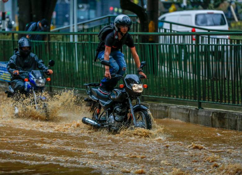 Por culpa de las lluvias, algunas calles de la ciudad se vieron inundadas. FOTO: Camilo Suárez. 