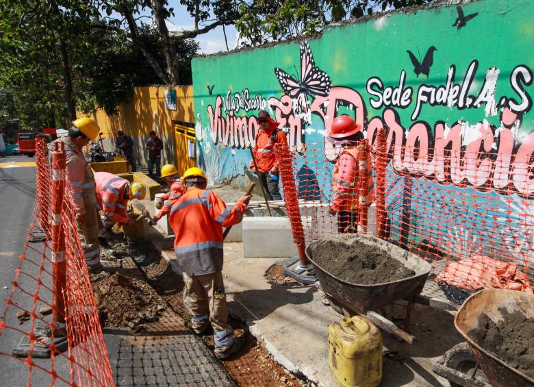 La Institución Educativa Villa del Socorro, sede Fidel Antonio Saldarriaga, se vio afectada por el agua que de la calle se metía por una de las entradas. El jueves iniciaron los arreglos. FOTOS MANUEL SALDARRIAGA y cortesía