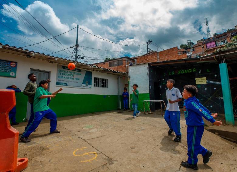 Los niños de la escuela de Altos de la Torre juegan con la taberna,su vecina, de fondo. Foto: Andrés Camilo Suárez Echeverry