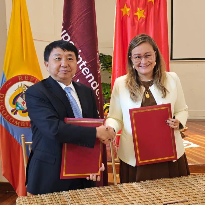 Luo Wen, ministro de la Administración Estatal para la Regulación de Mercado de la República Popular China y Cielo Rusinque, superintendente de Industria y Comercio de Colombia. Foto: Cortesía