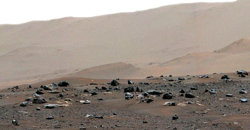 Una toma de detalle desde la parte superior del panorama muestra el borde del cráter Jezero, el lugar de aterrizaje de Perseverance. Foto: NASA / JPL-Caltech / ASU / MSSS. 