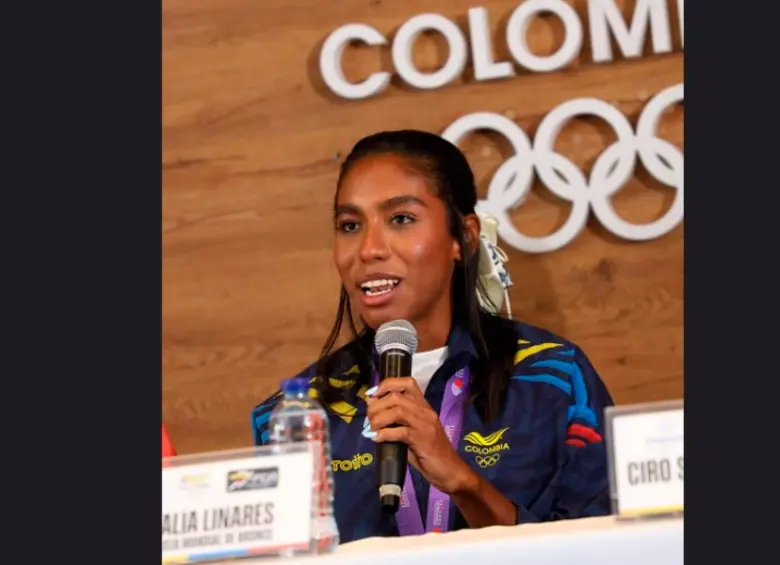 La atleta Natalia Linares en la rueda de prensa tras regresar al país con su medalla de bronce mundial. FOTO CORTESÍA COMITÉ OLÍMPICO COLOMBIANO