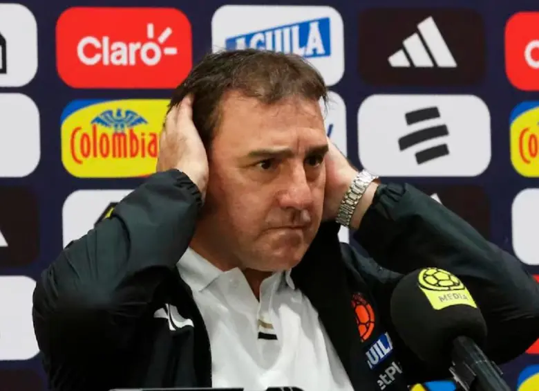 Néstor Lorenzo durante la rueda de prensa en la que dio el nombre de los 55 jugadores que hacen parte de la prelista al Mundial. FOTO CORTESÍA FCF