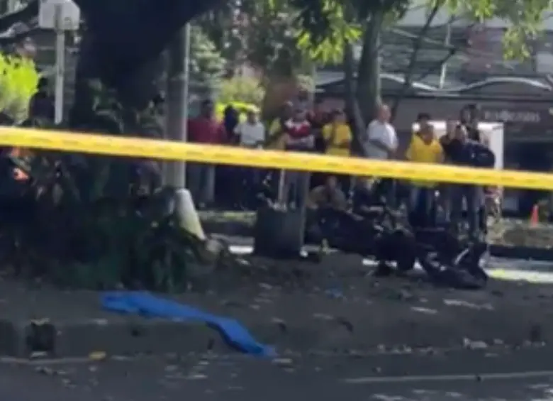 A un costado de la vía quedó la motocicleta en la que se movilizaba Smay Estidwar Pérez Gómez, de 33 años, luego de impactar contra varios elementos a la altura del barrio Cristo Rey. FOTO: CORTESÍA