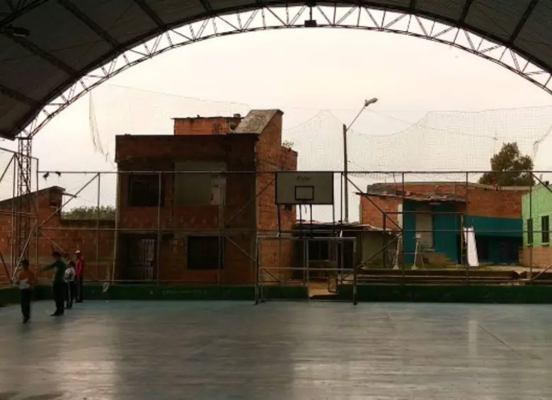 En esta cancha de microfútbol del barrio El Compromiso, ocurrió el altercado que dejó a un menor de 13 años lesionado. FOTO: Tomada de Google Maps