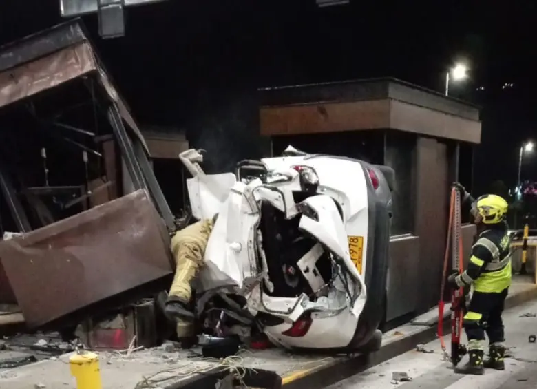 Así quedó la camioneta implicada en el accidente de tránsito que ocurrió en la madrugada de este viernes en el peaje de acceso del tramo Rionegro-Medellín. En este hecho murió Miguel Sanín Jaramillo, de 20 años, conductor del vehículo. FOTO: CORTESÍA MI ORIENTE