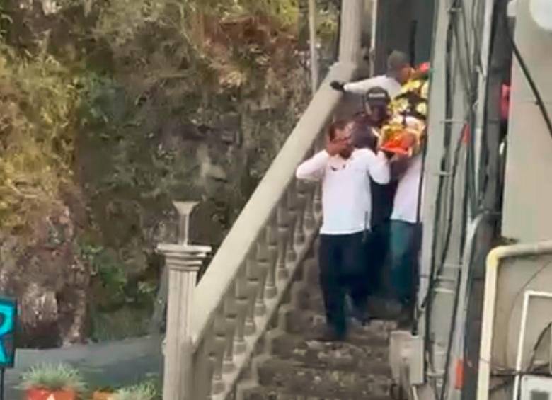 Con apoyo de los organismos de socorro se retiró el cadáver de Maribel Alvarado Díaz, de 61 años, luego de fallecer en las escaleras de la Piedra de El Peñol. FOTO: CORTESÍA 