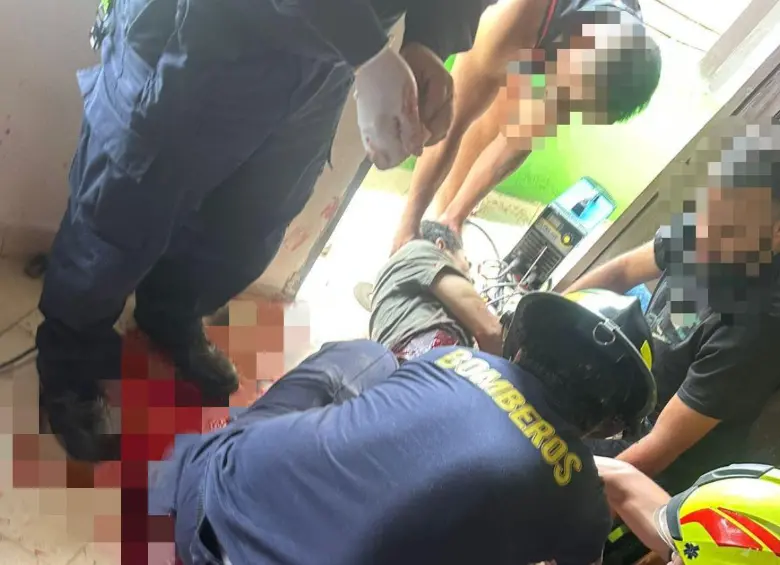 Personal del Cuerpo de Bomberos de Caldas atendieron la emergencia que sufrió Luis Orlando Vanegas Agudelo, de 64 años, cuando trabajaba con una pulidora. FOTO: CORTESÍA