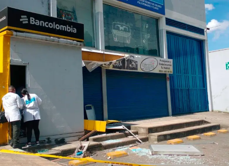 Este cajero, ubicado en el kilómetro 16, fue atacado con explosivos por parte de unos extranjeros, que no pudieron materializar el hecho delictivo. Les cogieron el dinero antes de escapar. FOTO: CORTESÍA