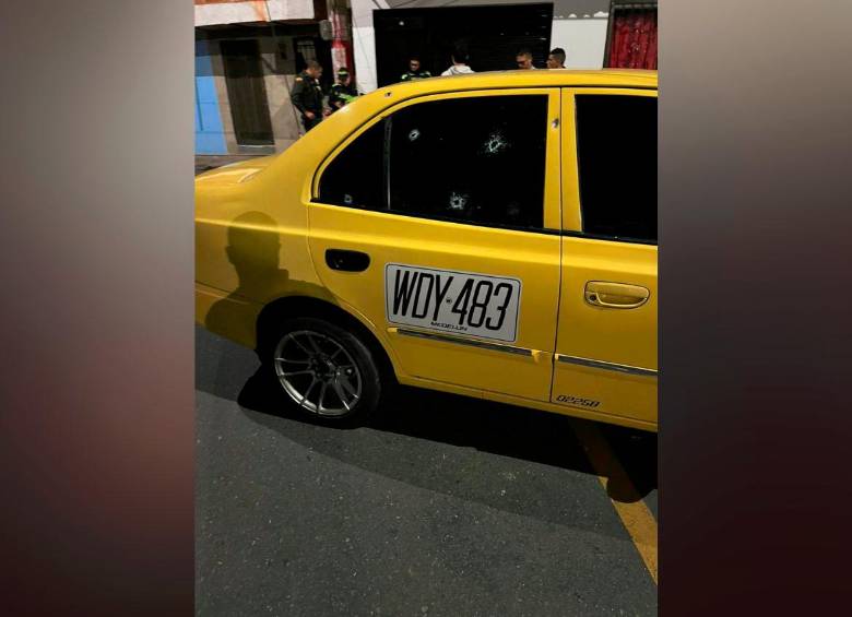 Así quedó el taxi encontrado en el barrio El Congolo y el cual se investiga si tendría alguna relación con el doble homicidio. FOTO: CORTESÍA
