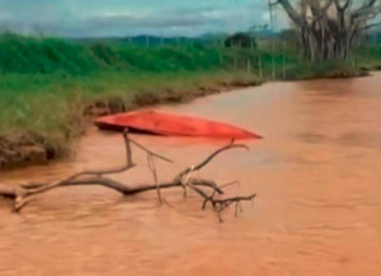 Así quedó la embarcación en la que se movilizaban dos personas, con alta carga de combustible, por el río Nechí, en el corregimiento Puerto Claver, en El Bagre. FOTO: TOMADA DE NP NOTICIAS