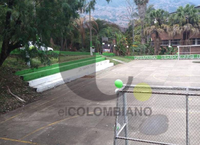 En las tribunas de este escenario deportivo se produjo el tiroteo que dejó una persona muerta y cuatro lesionadas en el barrio Belalcázar, de Medellín. FOTO: GUILLERMO LEÓN OSPINA MUÑOZ