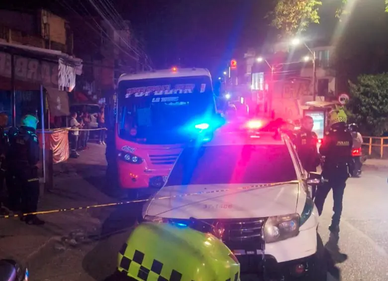 Dentro de este bus, que cubría la ruta Centro de Medellín-Popular, ocurrió el asesinato de las dos mujeres. Una de ellas falleció producto de los impactos que no iban para ella. FOTO: CORTESÍA