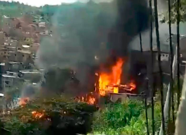 Este fue el incendio que quemó por completo seis viviendas y afectó a otras siete en el barrio Nueva Jerusalén, de Bello. FOTO: CORTESÍA