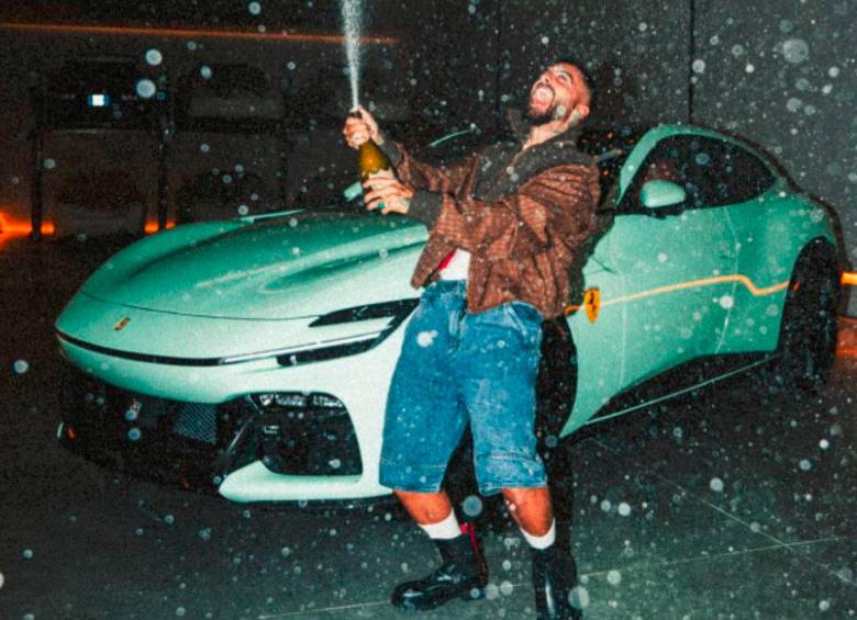 Este es el momento en el que Maluma celebra la adquisición de su Ferrari Purosangue, un carro único en el mundo y que puede costar hasta 1,2 millones de euros (5.600 millones de pesos). FOTO: TOMADA DE INSTAGRAM @MALUMA