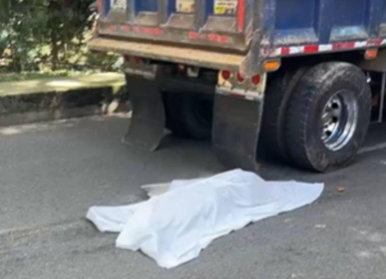 En este accidente, ocurrido en el barrio Belén La Gloria, murió un hombre que acostumbraba a pegarse de las volquetas y que se cayó de la misma. FOTO: CORTESÍA 