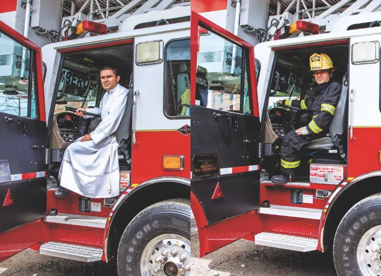 El sacerdote Giovanny Galvis Ramírez compagina su labor como sacerdote de una parroquia en el noroccidente de Medellín con su trabajo como cabo en los bomberos de Bello. FOTOS JULIO CÉSAR HERRERA