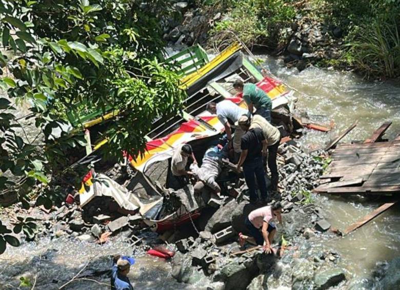 Así quedó el bus escalera accidentado en una vereda del municipio de Buriticá, Occidente antioqueño. Iban dos personas en el vehículo. FOTO: CORTESÍA