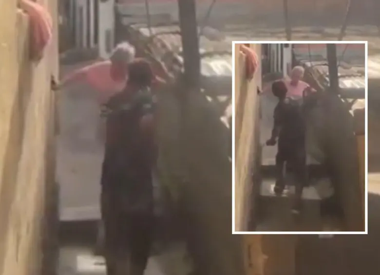 En un video difundido por redes sociales se conoció como un joven maltrata a una adulta mayor con un ventilador por no darle dinero en un callejón de Medellín. FOTO: TOMADA DE VIDEO