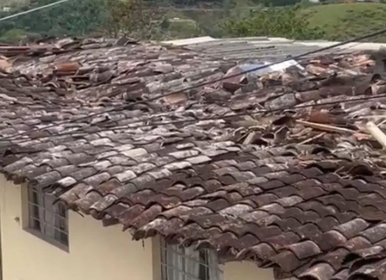 Así quedó uno de los techos afectados tras el movimiento sísmico de este miércoles en el municipio de Argelia de María, en el Oriente antioqueño. FOTO: CORTESÍA
