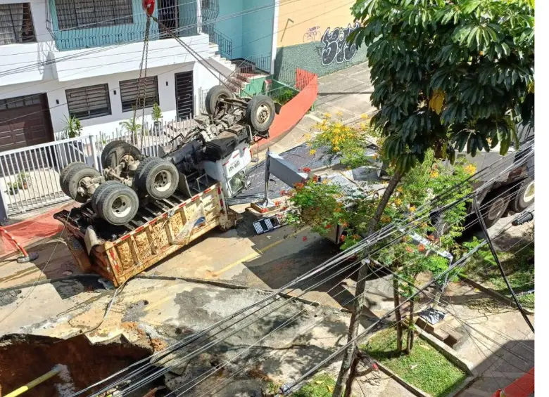 Así quedó la volqueta que había caído a un hueco en el barrio Los Ángeles, centro de Medellín, luego de ser extraída con una grúa pluma en la mañana de este miércoles. FOTO: CORTESÍA