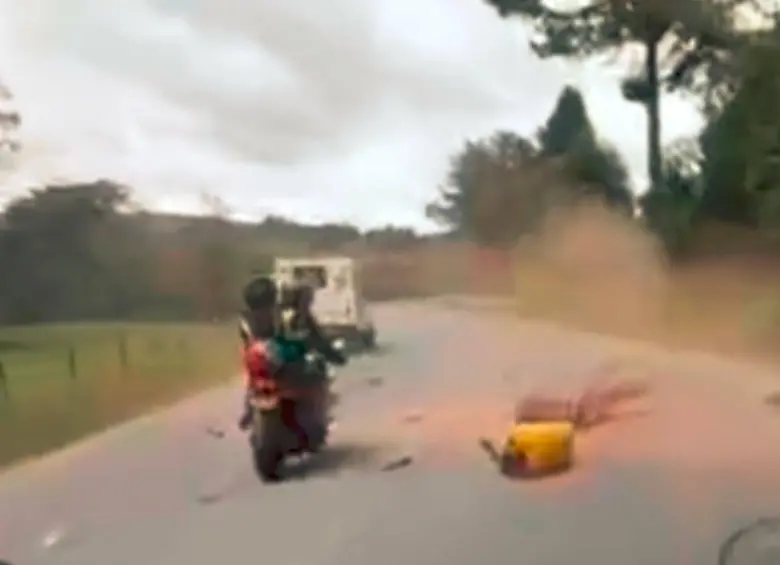 En un video, que estaba tomando un motociclista, quedó registrado el momento exacto en el que la ambulancia tomó la curva por el carril contrario, provocando la colisión frontal con la motocicleta. FOTO: CORTESÍA
