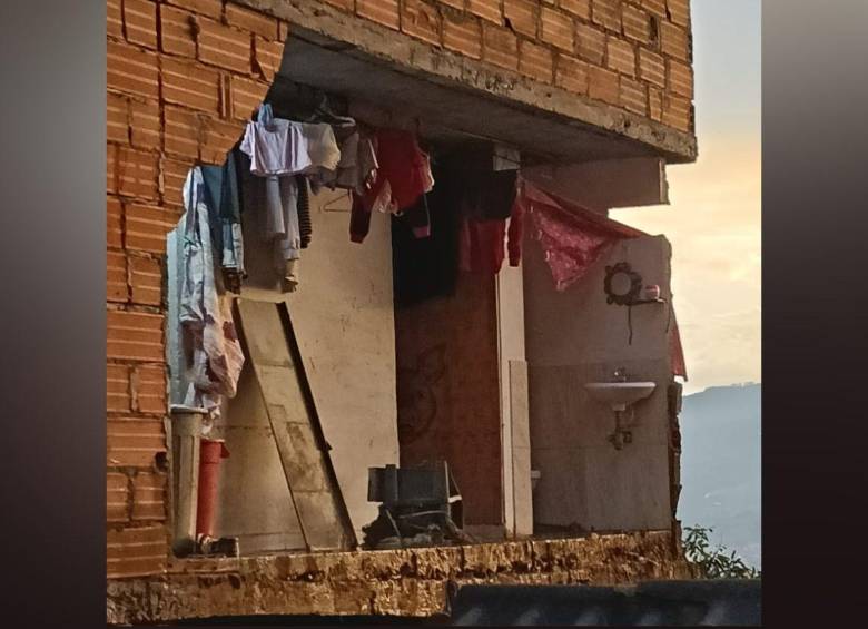 El colapso de este muro en el barrio Manrique Las Granjas provocó la muerte del niño Sebastián Jesús Valencia Valencia, de 5 años. FOTO: CORTESÍA