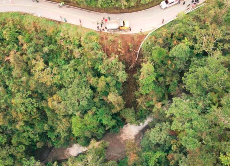 En este barranco ocurrió el accidente que dejó a una persona desaparecida en una quebrada profunda. Las autoridades no han podido visualizar el vehículo. FOTO: Cortesía entre Ceja y Ceja