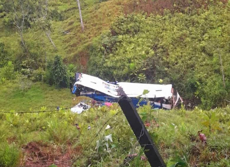 Así quedó el bus, de la empresa Copetrán, que se accidentó en el Alto de las Águilas, en Puerto Berrío, cuando cubría la ruta Santa Marta-Medellín. FOTO: CORTESÍA RTP NOTICIAS REGIONAL