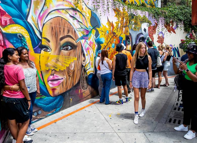 El recorrido por la Comuna 13, uno de los planes más turísticos en Medellín. FOTO JAIME PÉREZ