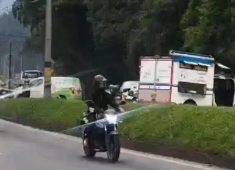 El accidente con las dos víctimas se registró entre los sectores Pan de Azúcar y Cafetal, en jurisdicción de Sabaneta. Fallecieron los dos ocupantes de una moto. FOTO: CORTESÍA