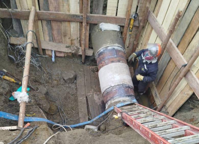 Los trabajadores de EPM realizaron las labores de mantenimiento de esta tubería desde la noche del pasado lunes. Por este daño, las comunidades afectadas no tuvieron una suspensión programada. FOTO: CORTESÍA EPM