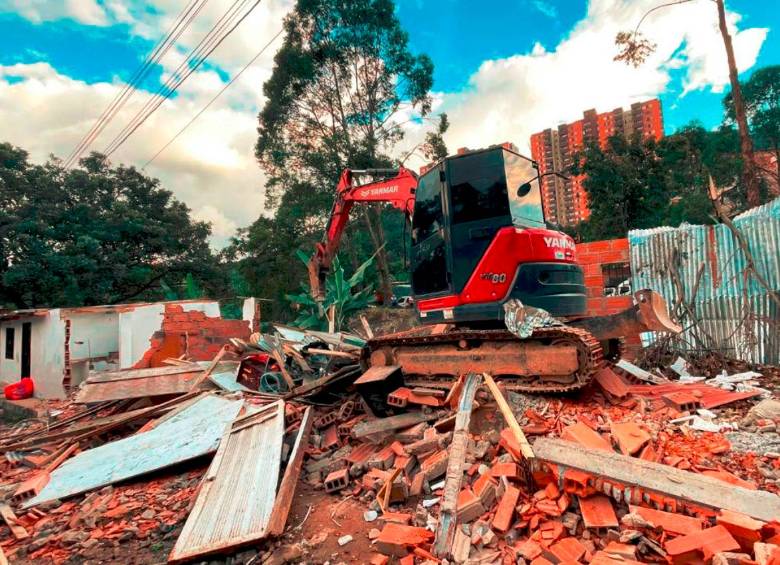 Pese a los inconvenientes de orden público, la Alcaldía de Medellín avanza en la demolición de 166 viviendas en el corregimiento Altavista por el alto riesgo en el que se encuentran. FOTO: Cortesía