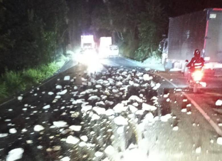 Así quedó la autopista Medellín-Bogotá, a la altura del municipio de Cocorná, luego de que una volqueta derramara varias piedras. Esto obligó al cierre de este corredor mientras estos elementos eran recogidos. FOTO: CORTESÍA MI ORIENTE