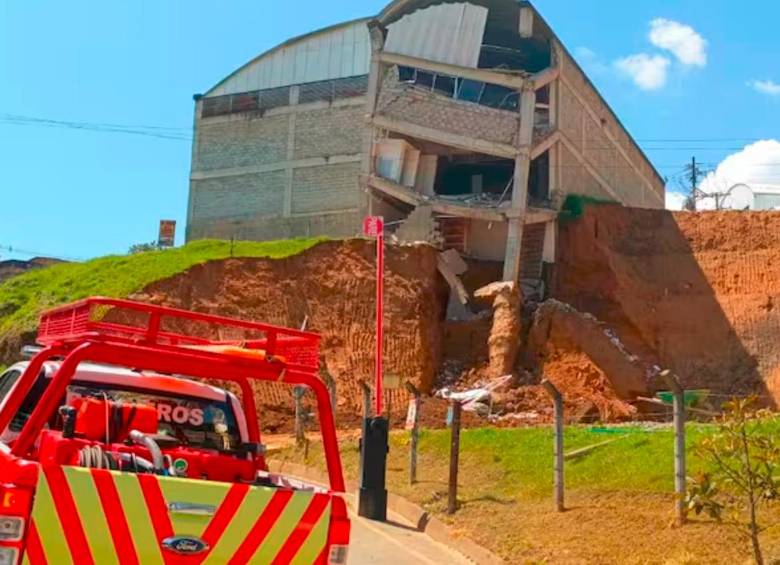 Así quedó la edificación luego de la emergencia registrada en la tarde de este lunes en el Parque Industrial de Guarne. FOTO: CORTESÍA BOMBEROS GUARNE