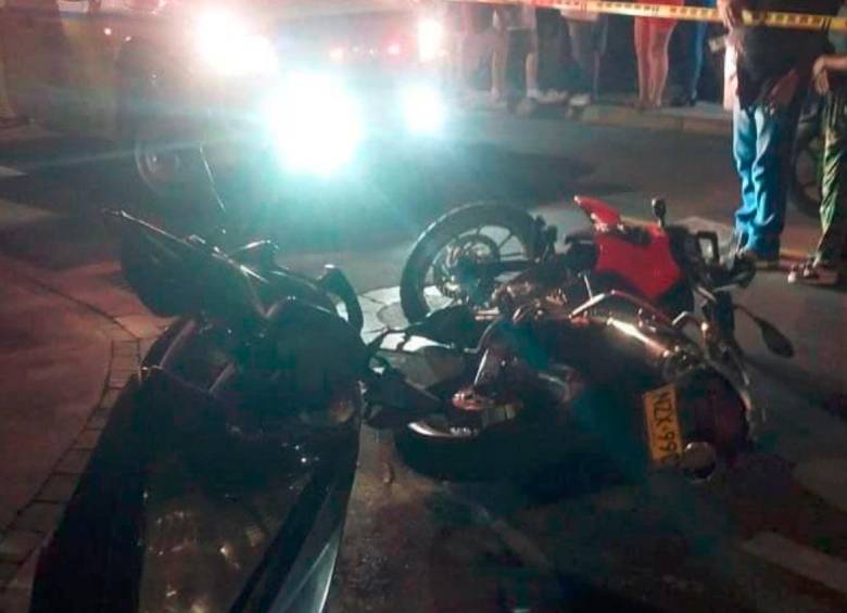 En este accidente, ocurrido en Manrique Las Granjas, el motociclista murió y el pasajero, un menor de edad, resultó lesionado. FOTO: CORTESÍA
