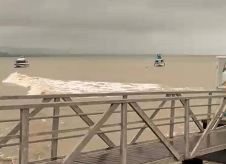 Así estaba el mar de Necoclí, en el Urabá antioqueño, por cuenta de las fuertes lluvias y otros fenómenos climáticos, razón que llevó a que no se permitiera el uso de las playas. FOTO: CORTESÍA