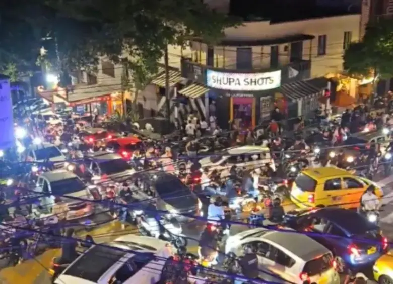 Así se veía el pasado fin de semana el cruce de la carrera 45 con la calle 69, lo que llevó a que las autoridades de Medellín tuvieran que intervenir con megaoperativos el corredor exclusivo de metroplús. FOTO: CORTESÍA