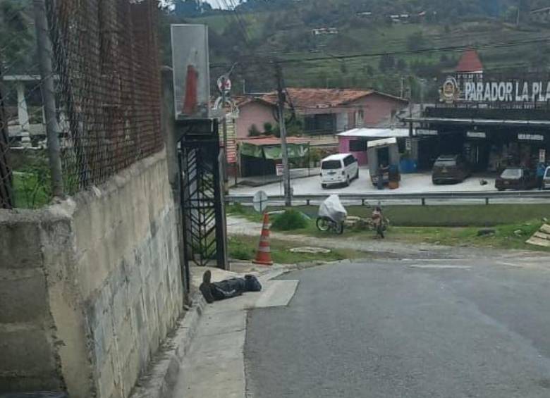 Este asesinato ocurrió en la mañana de este martes en el barrio La Playa, de Rionegro, siendo el cuarto en este municipio en dos días. FOTO: CORTESÍA MI ORIENTE