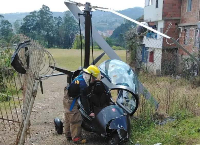 Así quedó el girocóptero siniestrado en zona urbana del municipio de Caldas, sur del Valle de Aburrá. Personal del Cuerpo de Bomberos de esta localidad atendieron la emergencia. FOTO: CORTESÍA