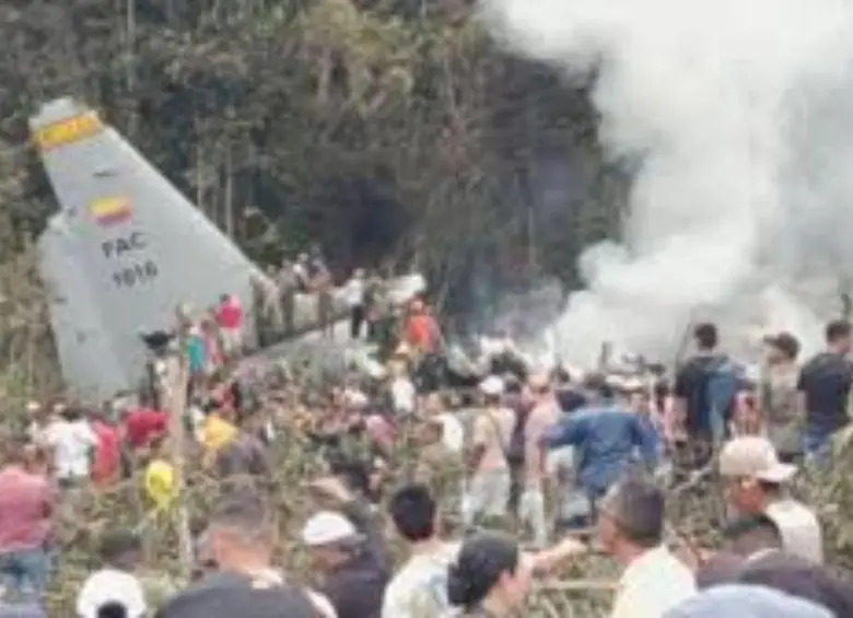 Miles de personas llegaron a la zona donde se siniestró la aeronave que transportaba 150 militares. Muchos de ellos se tiraron antes de que cayera. FOTO: TOMADA DE REDES SOCIALES