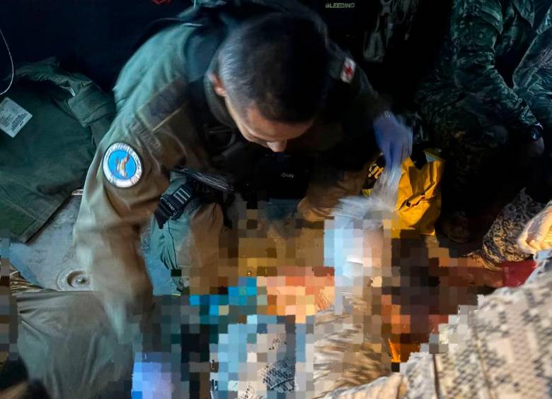 Así se le brindó atención a uno de los militares que fueron atacados con explosivos lanzados desde un dron en Tarazá. FOTO: CORTESÍA SÉPTIMA DIVISIÓN DEL EJÉRCITO