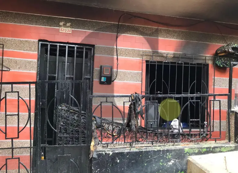 Dentro de esta vivienda ocurrió el incendio que terminó cobrando la vida de Priscilla Barrientos Londoño, de 28 años. Ocurrió el pasado 15 de julio y en el hecho hubo una segunda persona lesionada. FOTO: LAURA ROSA JIMÉNEZ VALENCIA