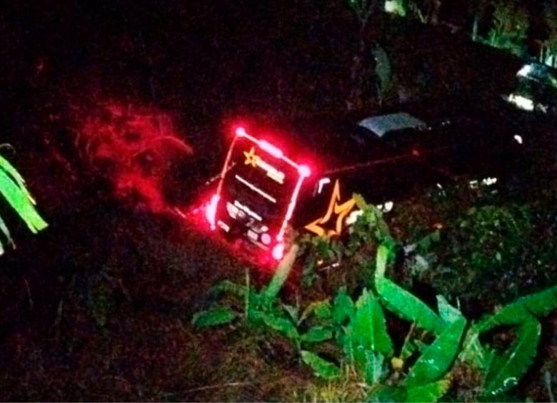 Así quedó el bus que llevaba siete pasajeros entre Cali y Medellín y que perdió el control en el sector El Vergel, de Santa Bárbara. FOTO: CORTESÍA